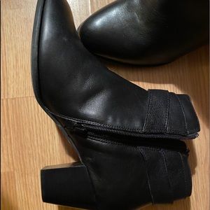 Vionic boots size 10